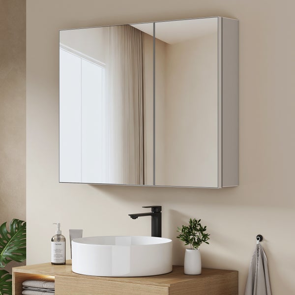 Badezimmer mit Spiegelschrank, Waschtisch und rundem Waschbecken