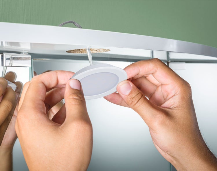 Installation einer LED-Unterbauleuchte in einem Badezimmerschrank