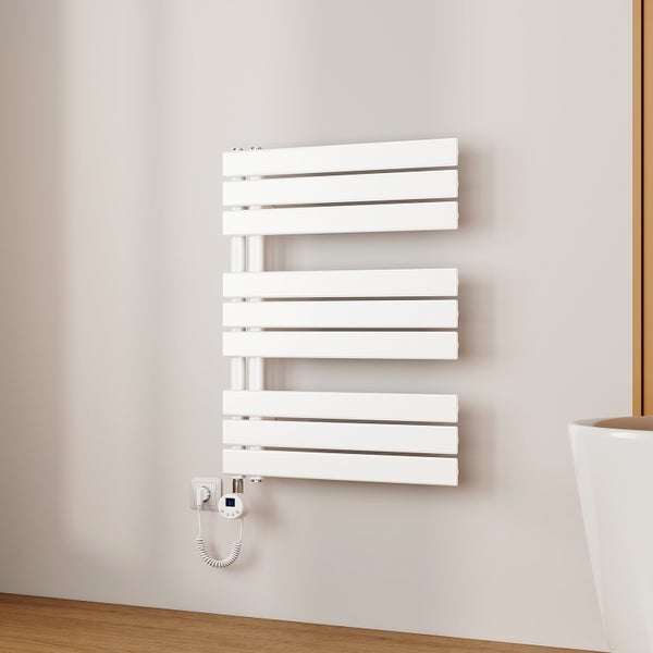 Elektrischer Handtuchwärmer mit horizontalen Heizstäben an der Wand montiert.