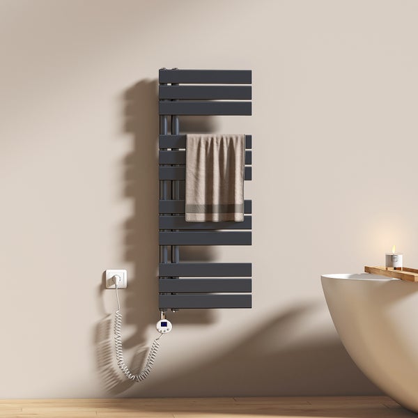 Elektrischer Handtuchwärmer mit Handtuch im Badezimmer