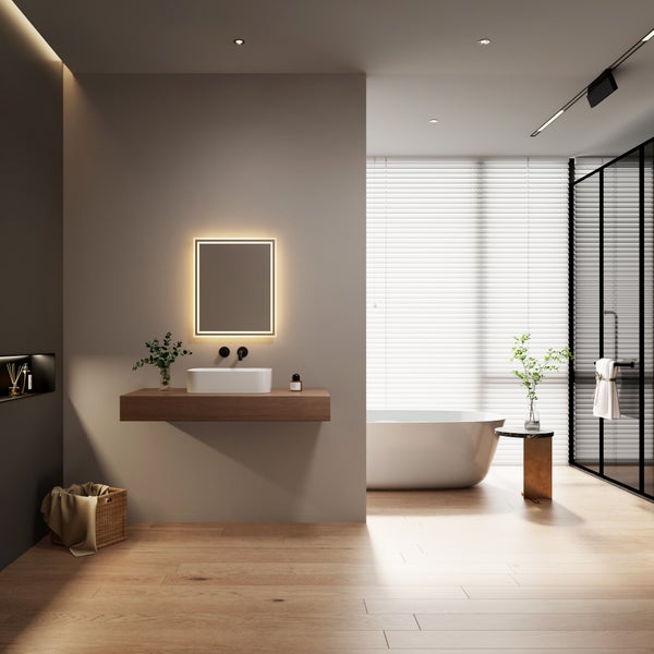 Modernes Badezimmer mit Waschtisch aus Holz, Aufsatzwaschbecken, beleuchtetem Spiegel, freistehender Badewanne und einer Glasduschwand.