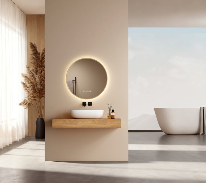 Modernes Badezimmer mit rundem LED-Spiegel mit Hintergrundbeleuchtung, weißem Aufsatzwaschbecken auf Holzregal und freistehender Badewanne.
