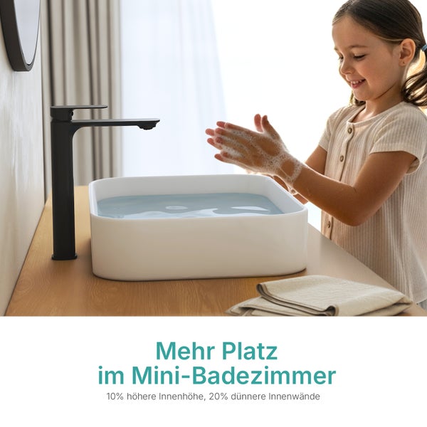 Mädchen wäscht sich die Hände an einem Aufsatzwaschbecken mit schwarzer Armatur
