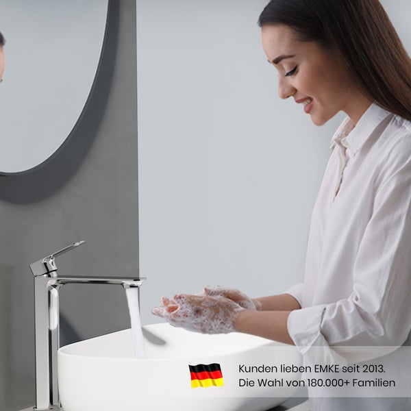 Frau wäscht sich die Hände an einem Waschbecken mit einer Armatur.