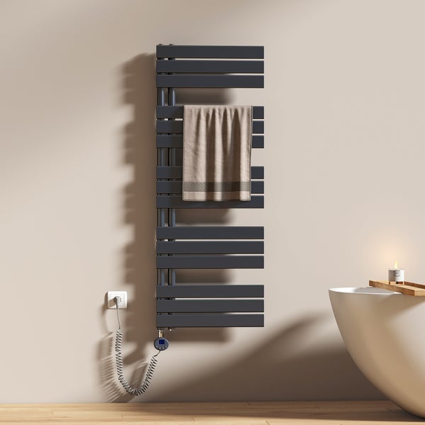 Elektrischer Handtuchwärmer im Badezimmer mit Handtuch und Badewanne