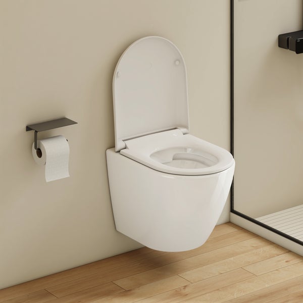 Wandhängendes WC mit offenem Spülrand und Toilettenpapierhalter im Badezimmer.