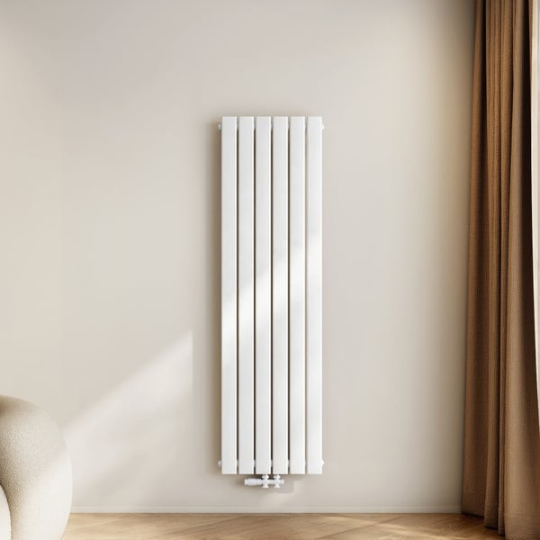 Vertikaler Designheizkörper mit flachen Lamellen montiert an einer Wand im modernen Wohnraum.