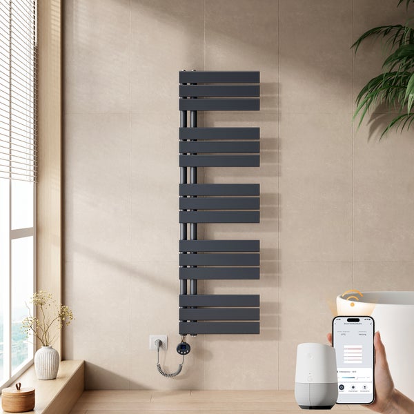 Moderner anthrazitfarbener Design-Heizkörper mit horizontalen Lamellen in einem hellen Badezimmer, steuerbar per App und Smart Speaker.