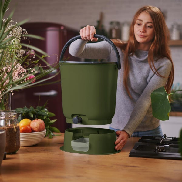 Skaza Bokashi Essential Biomülleimer Küche (15,3 Liter) + Base - Komposteimer Küche und Garten aus recyceltem Kunststoff - Starter Set + incl. 1 kg Fermentation Starter - Olive