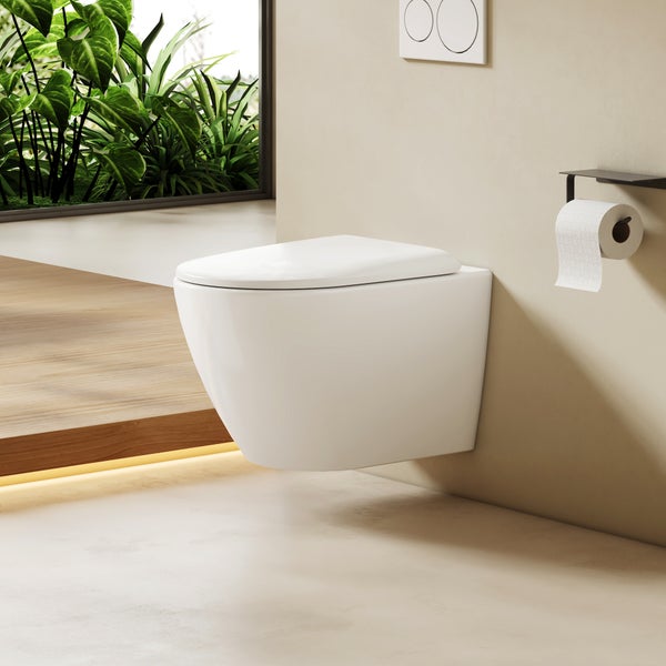 Wandhängendes Tiefspülklosett im Badezimmer mit Toilettenpapierhalter