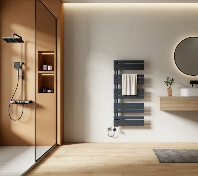 Badezimmer mit Dusche, Handtuchwärmer, Waschtisch und Spiegel