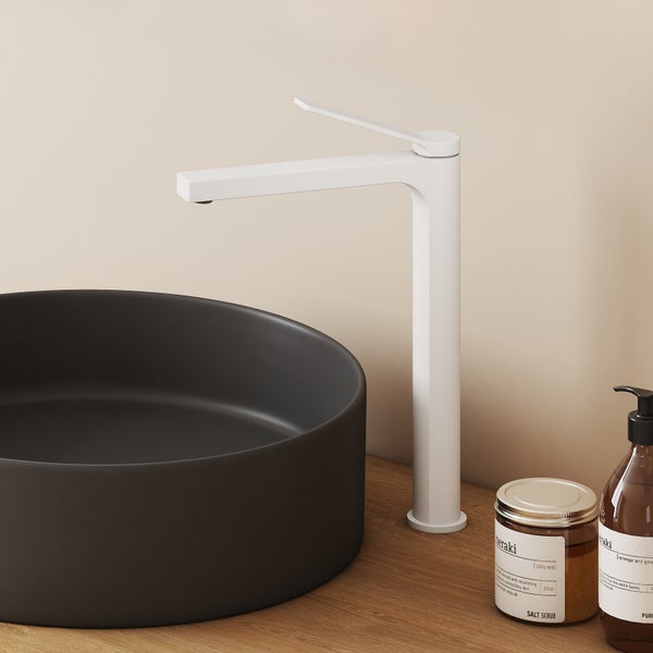 Waschbecken mit Armatur und Pflegeprodukten