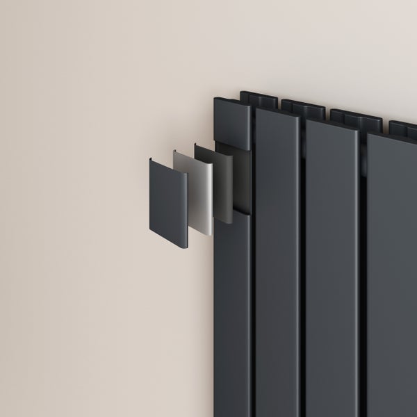 Detailansicht eines schwarzen Heizkörpers mit offenem Innenteil