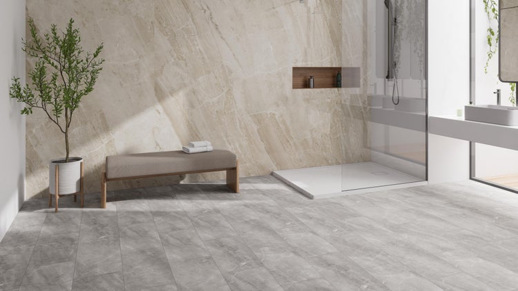 Modernes Badezimmer mit Marmorwand, Duschkabine, Bank und Pflanze