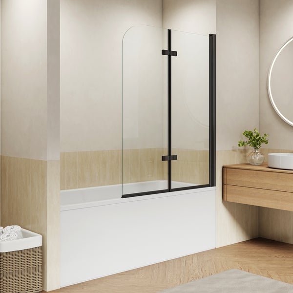 Modernes helles Badezimmer mit weißer Badewanne, zweiteiligem Badewannenaufsatz aus Glas mit schwarzen Profilen und einem Holz-Waschtisch.