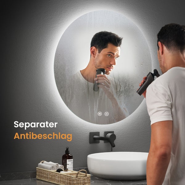 Mann rasiert sich vor einem runden Badezimmerspiegel mit Beleuchtung und Antibeschlagfunktion