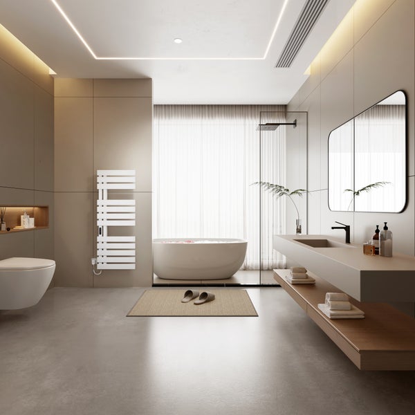 Helles Badezimmer mit freistehender Wanne, begehbarer Dusche, weißem Handtuchheizkörper, Waschtisch mit schwarzer Armatur und großem Spiegel.