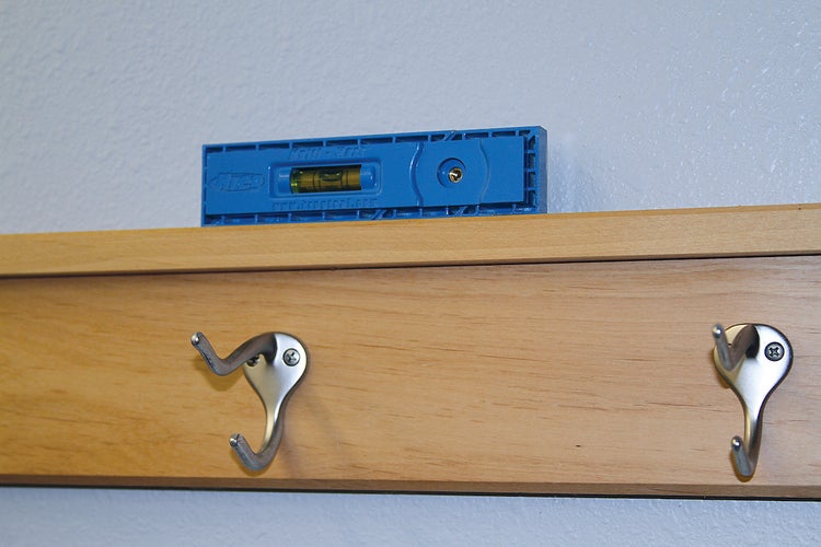 Wasserwaage auf einer montierten Garderobe