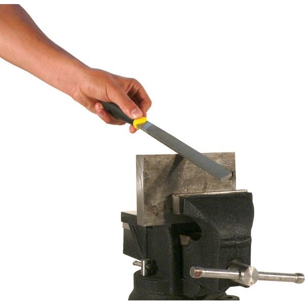 Werkbank mit eingespanntem Metallstück und einer Hand, die eine Feile hält