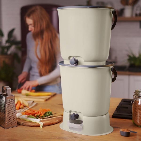 Skaza Bokashi Essential Biomülleimer Küche Set (2 x 15,3 Liter) + Base - Komposteimer Küche und Garten aus recyceltem Kunststoff - Starter Set + incl. 1 kg Fermentation Starter - Creme