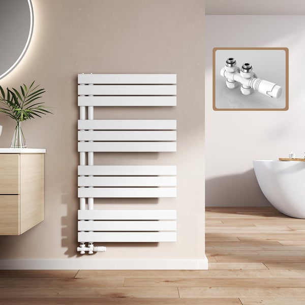 Weißer Badheizkörper an der Wand mit Thermostatventil in Badezimmerumgebung