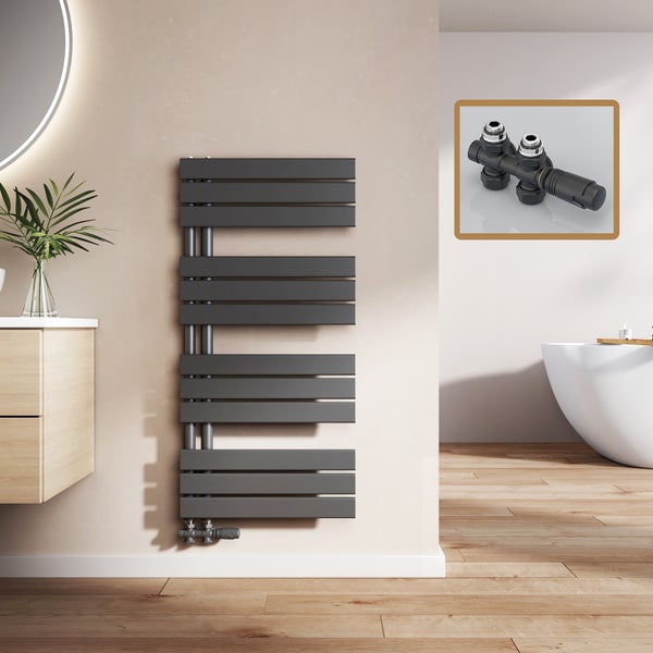 Badezimmer Szene mit einem grauen Handtuchwärmer und einem Thermostatventil