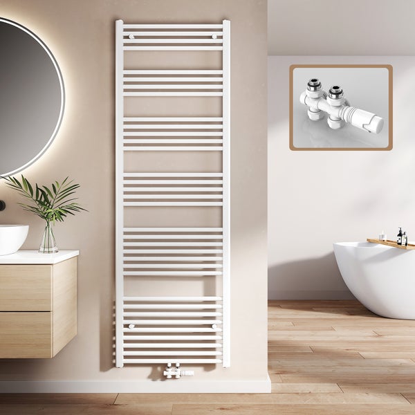 Weißer Badheizkörper im Badezimmer mit Waschbecken, Spiegel, Badewanne und Thermostatventil