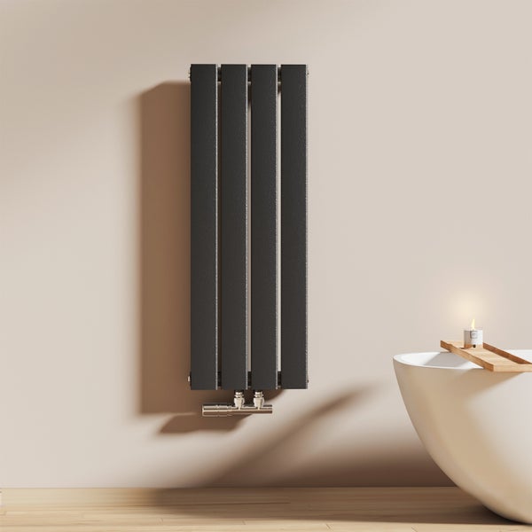 Vertikaler Heizkörper aus Stahl im Badezimmer neben einer Badewanne.
