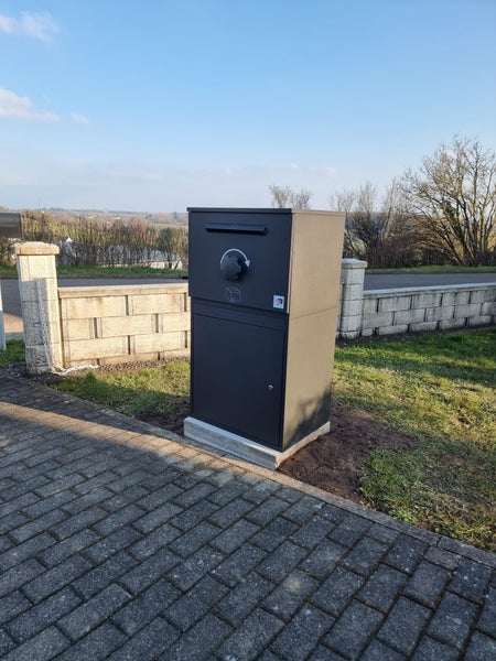Paketbriefkasten vor einem Haus