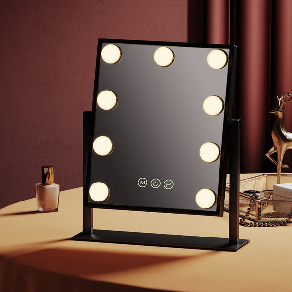 Moderner Hollywood-Schminkspiegel mit neun LED-Lampen und Touch-Bedienung auf einem Frisiertisch mit Dekoration.