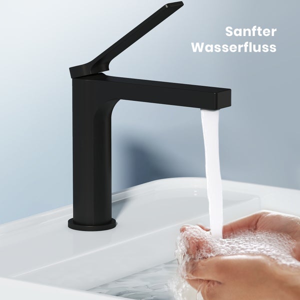 Schwarzer Waschtischmischer mit laufendem Wasser, Hände werden gewaschen