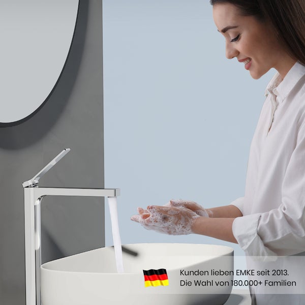 Frau wäscht sich die Hände an einem Waschbecken mit einer Armatur.