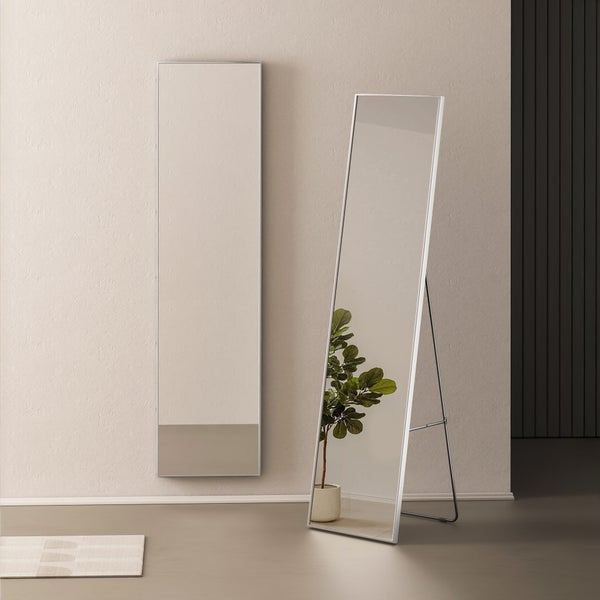 Zwei stehende Spiegel unterschiedlicher Größe in einem Raum.