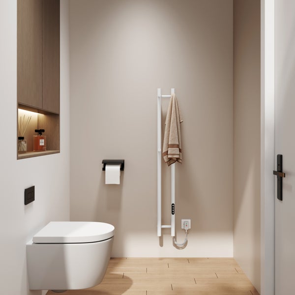 Modernes Badezimmer mit Wand-Hänge-Toilette, elektrischem Handtuchheizkörper mit Handtuch, Toilettenpapierhalter und Holzschränken.