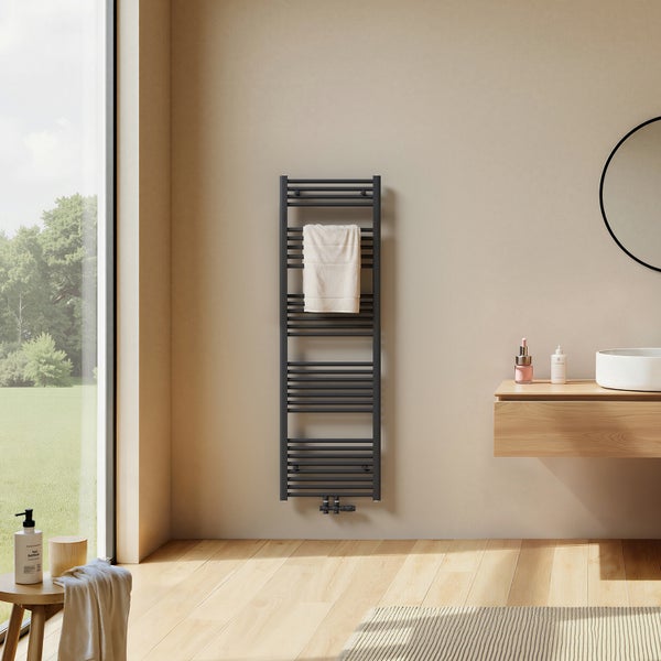 Modernes Badezimmer mit Handtuchwärmer, Waschtisch und Spiegel