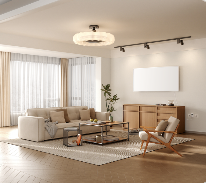 Helles Wohnzimmer mit Sofa, Holzanrichte, Couchtisch und Sessel auf gemustertem Teppich sowie moderner Deckenbeleuchtung und Schienensystem.