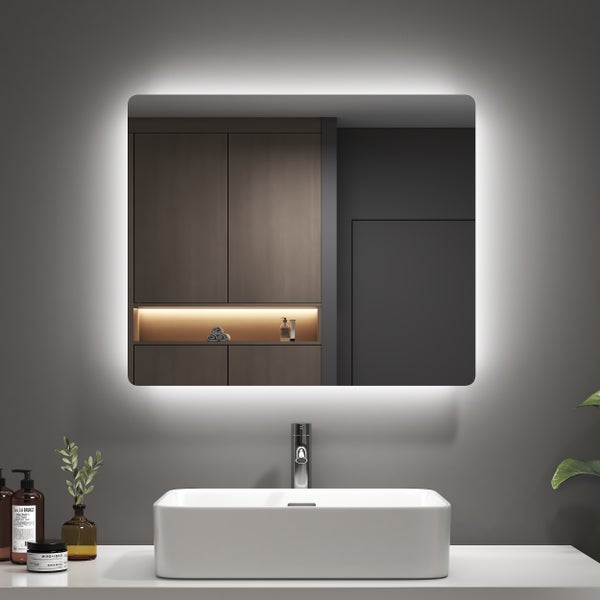 Modernes Badezimmer mit beleuchtetem Spiegel, Waschbecken und Waschtisch