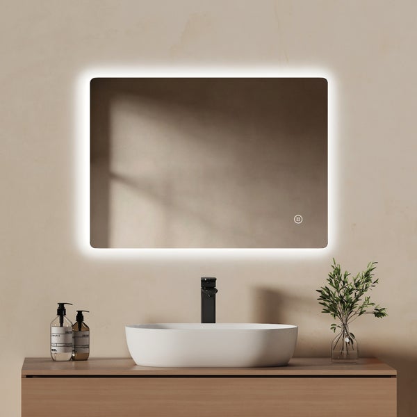 Rechteckiger Badezimmerspiegel mit abgerundeten Ecken, LED-Hintergrundbeleuchtung und Touch-Sensor über einem weißen Aufsatzwaschbecken.