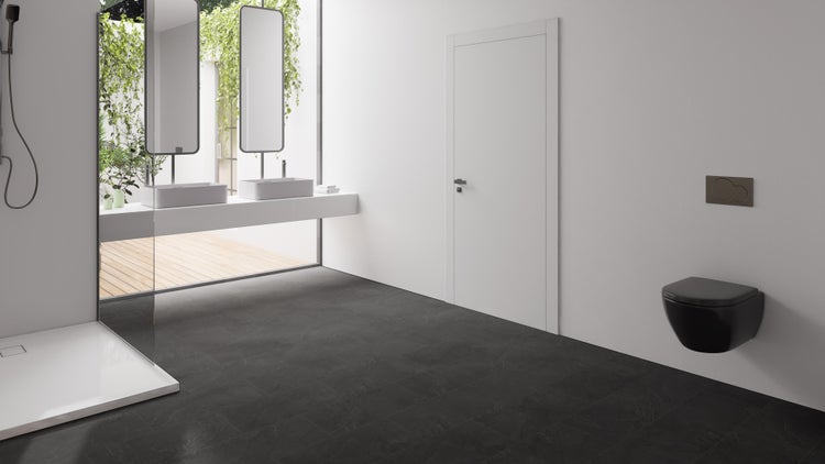 Helles Badezimmer mit Dusche, Waschbecken, Spiegel und Toilette