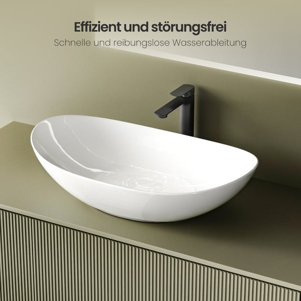 Aufsatzwaschbecken aus Keramik mit Armatur auf einem Unterschrank im Badezimmer.