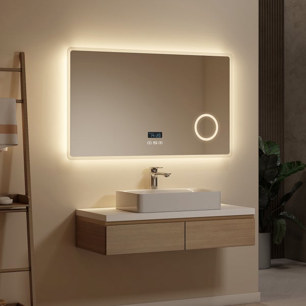 Modernes Badezimmer mit rechteckigem LED-Spiegel inklusive Digitaluhr und Kosmetikspiegel über einem Holzwaschtisch mit weißem Aufsatzbecken.