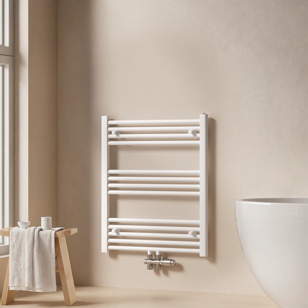 Weißer Handtuchwärmer an der Wand im Badezimmer