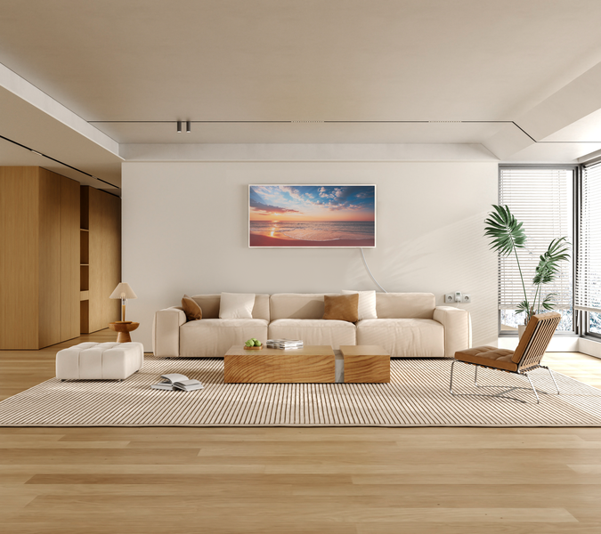 Modernes, geräumiges Wohnzimmer mit hellen Möbeln, Holztisch, großem Sofa, Wandbild und Zimmerpflanze in einem hellen, einladenden Ambiente.