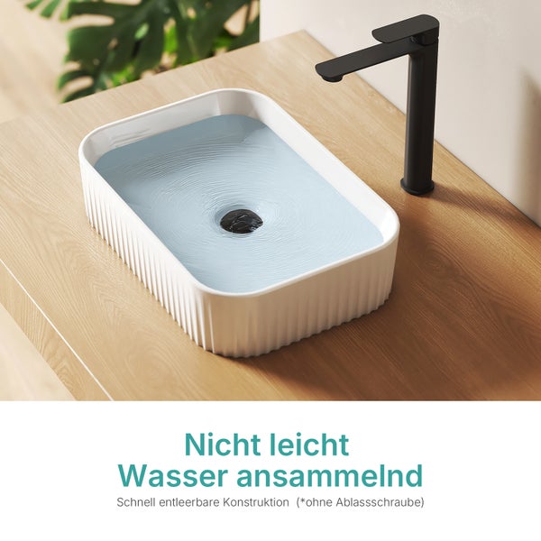 Rechteckiges Aufsatzwaschbecken mit schwarzer Armatur auf einer Holzoberfläche