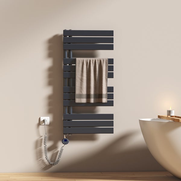 Elektrischer Handtuchwärmer mit Handtuch im Badezimmer