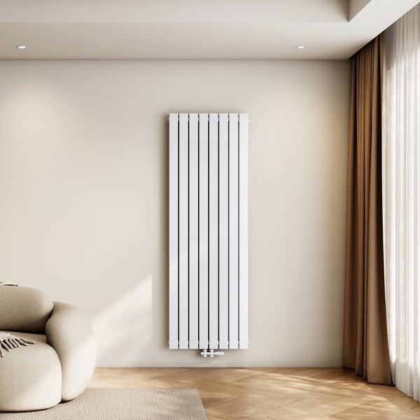 Heller Raum mit Heizkörper, Sofa und Vorhang