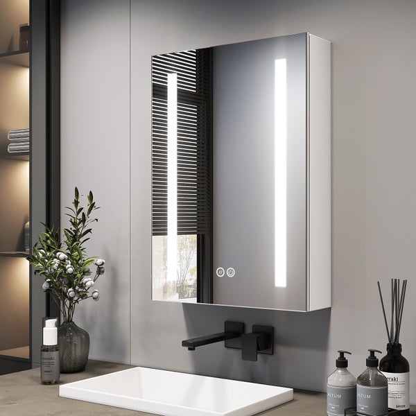 Modernes Badezimmer mit beleuchtetem Spiegelschrank, Waschbecken und Armaturen