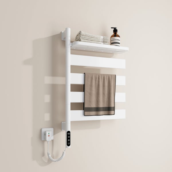 Elektrischer Handtuchwärmer mit Handtuch und Ablage an der Wand