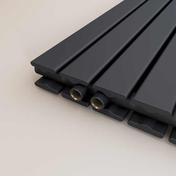 Nahaufnahme eines Heizkörpers mit horizontalen Paneelen