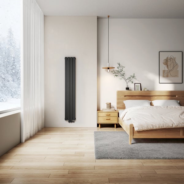 Modern eingerichtetes Schlafzimmer mit Heizkörper, Bett, Teppich und Fenster